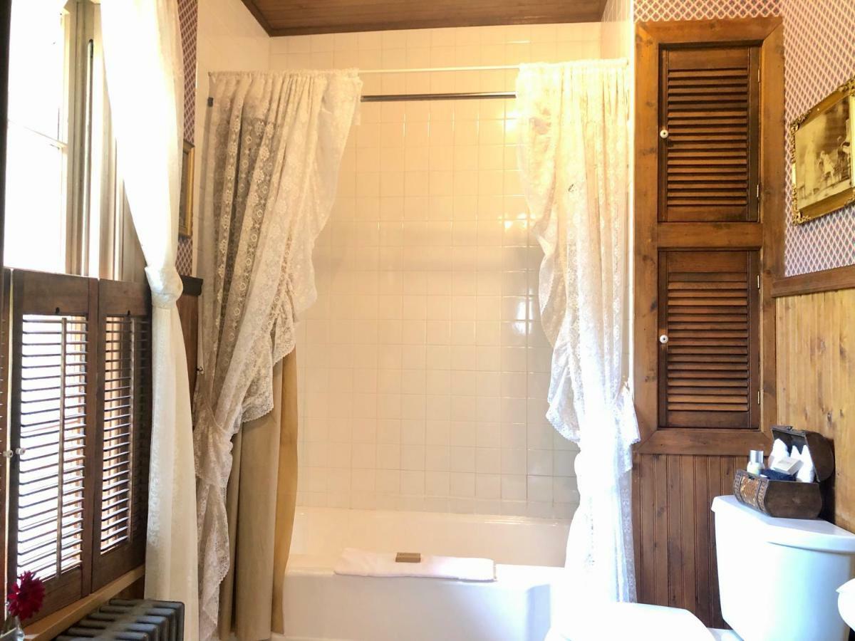 The Inn At Felt Manor Галена Номер фото
